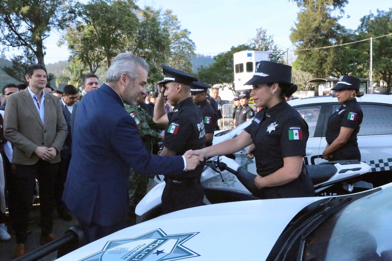 Presenta Bedolla nueva imagen de la Policía Auxiliar.