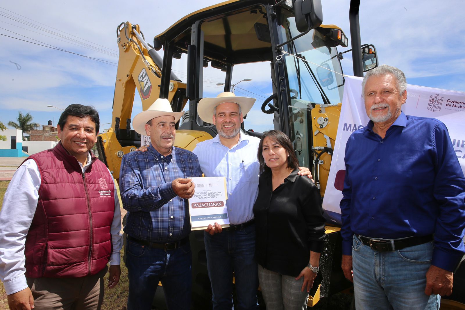 Entrega Bedolla maquinaria para obra pública en región Ciénega y Bajío