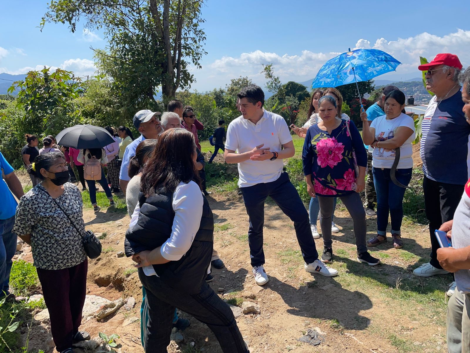 Compromete Toño Ixtláhuac pavimentación en localidad de Pueblo Nuevo 