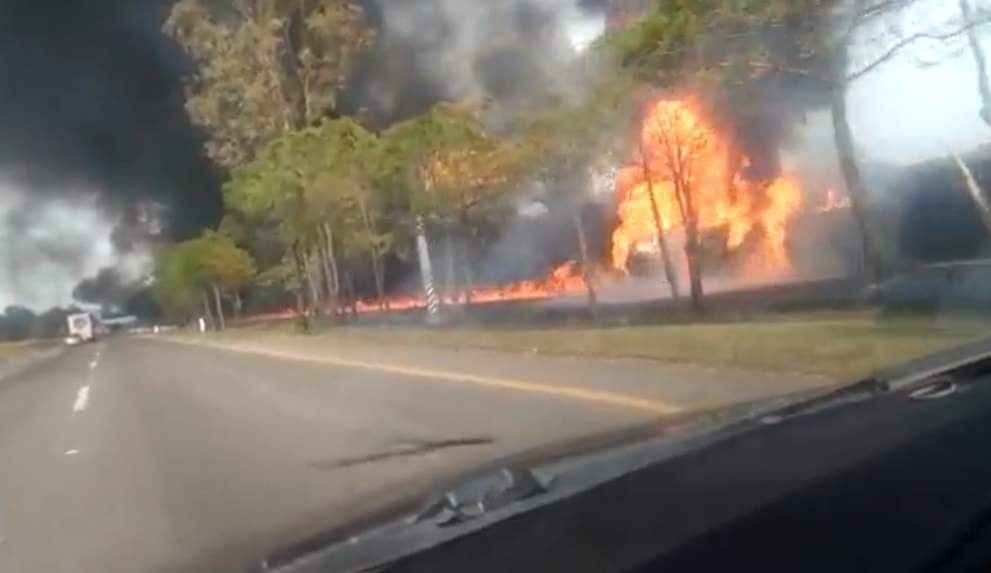 Cuantiosos daños materiales al volcar e incendiarse una pipa en la Autopista de Occidente en la caseta de peaje en Zinapécuaro.