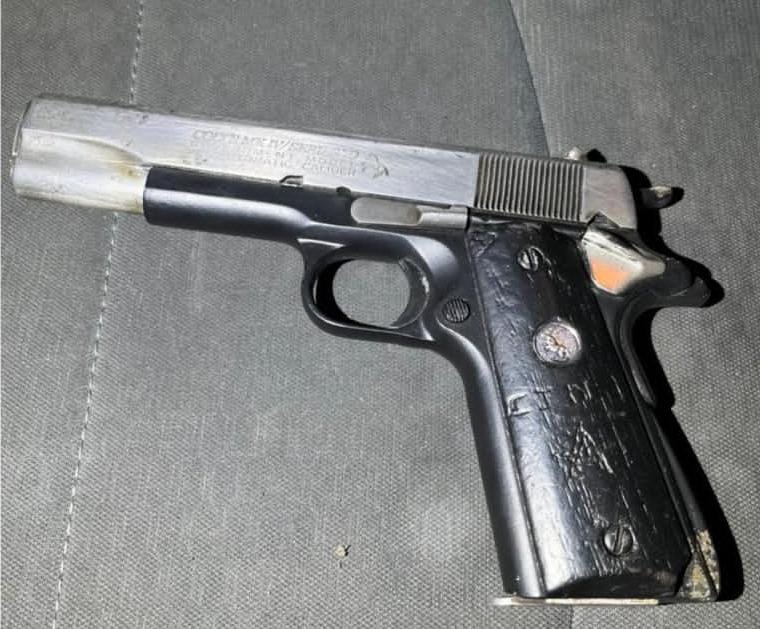 Tras persecusión, SSP detiene a dos; asegura un arma de fuego, droga y motocicleta, en Zamora.