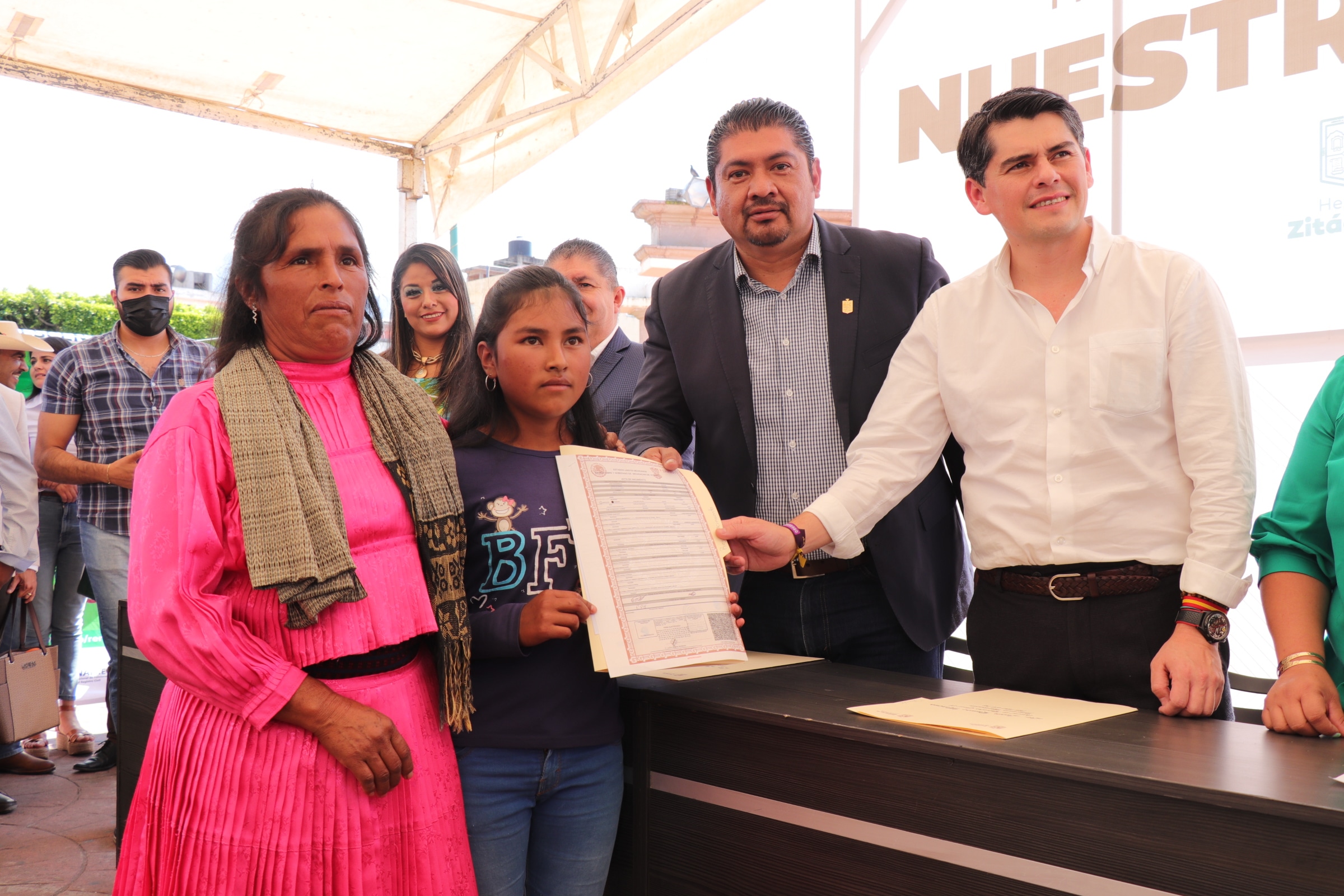 Entregan Gobierno de Zitácuaro y Registro Civil actas de nacimiento y matrimonio, gratuitamente.