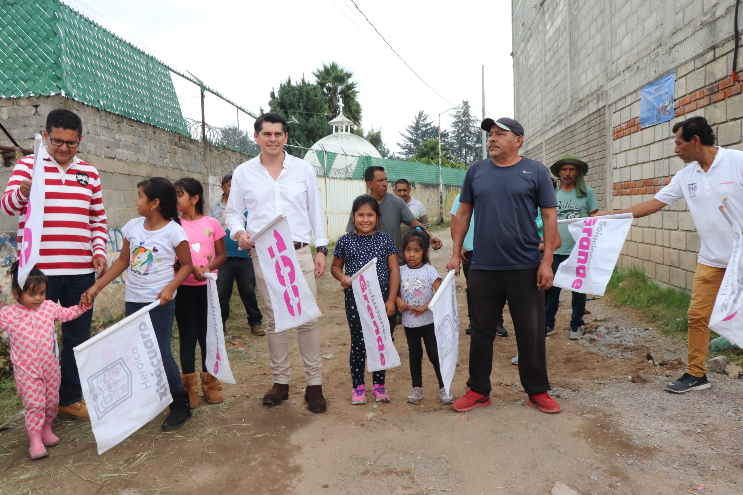 Toño Ixtláhuac da inicio a obra de camino saca cosecha en San Felipe de los Alzati 