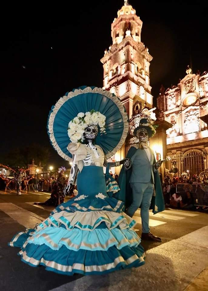 Los ciudadhidalgenses Iván y Mónica encabezan por 5ta. ocasión el desfile de catrines y catrinas 2022 de la Ciudad de Morelia