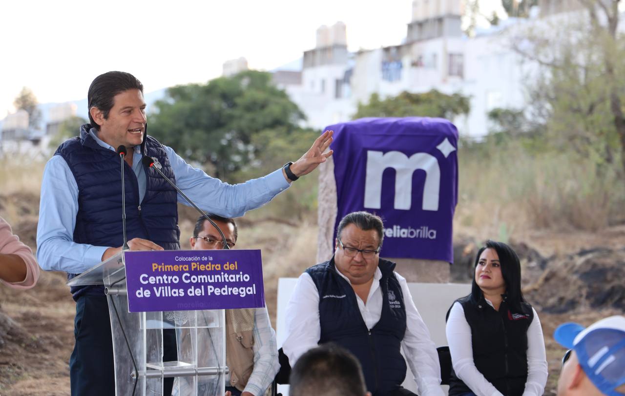 Alfonso Martínez coloca la primera piedra del Centro Comunitario en Villas del Pedregal