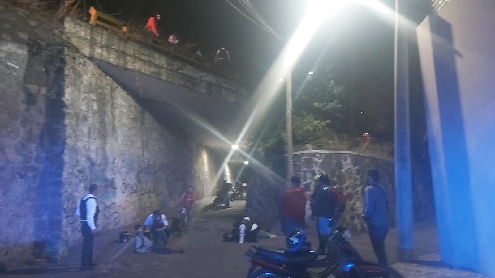 Dos motociclistas que circulaban sobre el Periférico Paseo de la República cayeron accidentalmente del puente