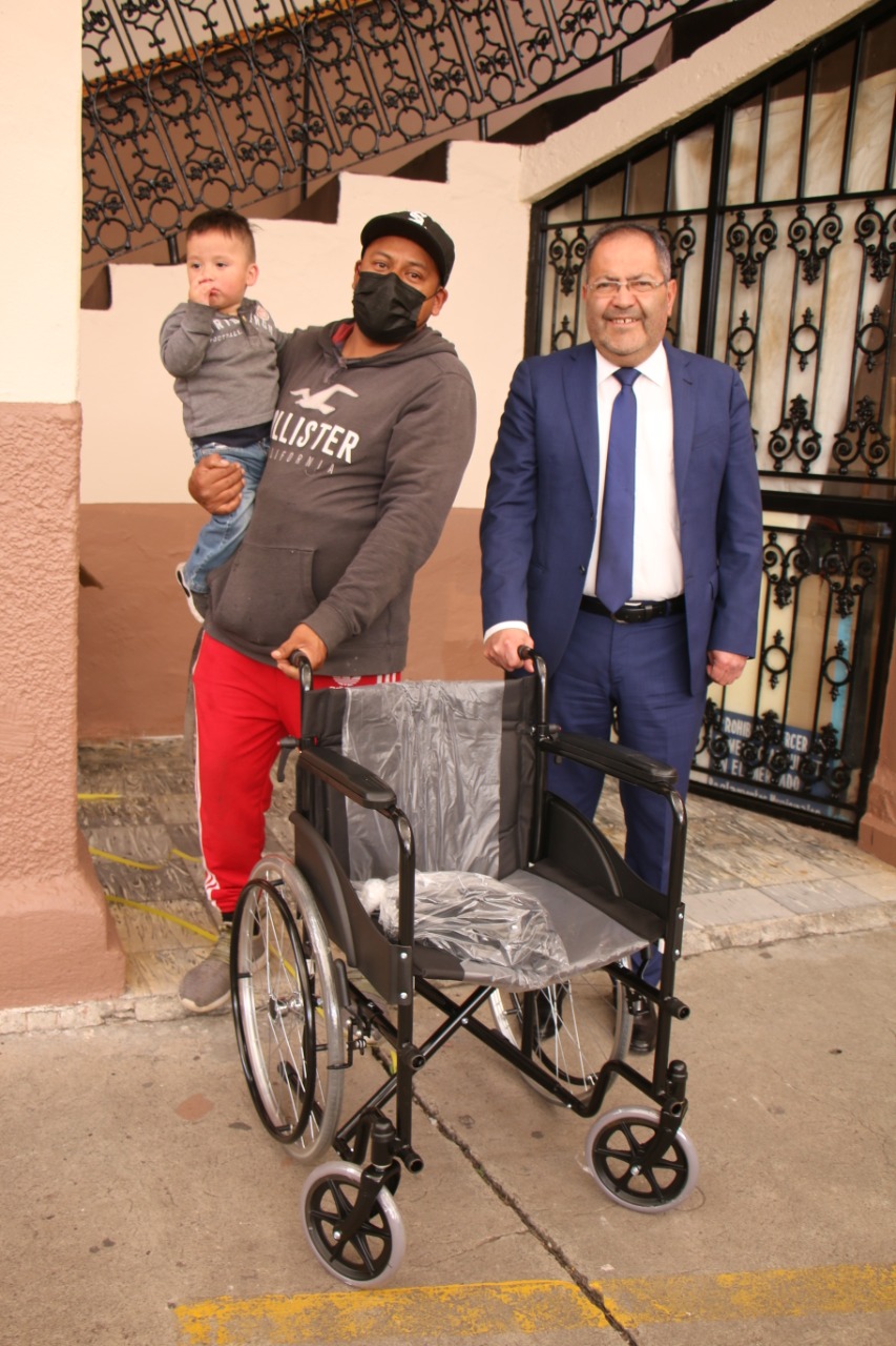José Luis Téllez entregó diversos apoyos a habitantes del municipio