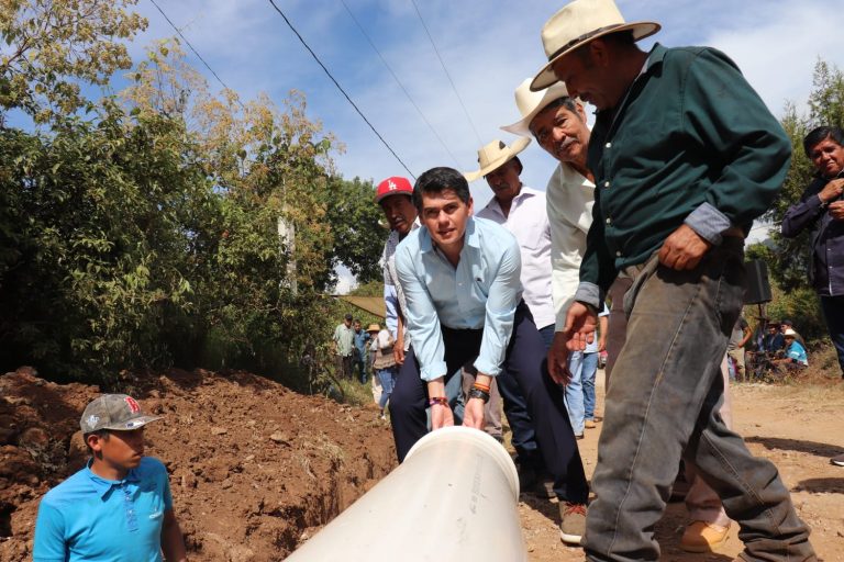 En gira de trabajo por distintas tenencias, Toño Ixtláhuac entrega una olla captadora de agua, inicio de red de agua para riego y una electrificación en beneficio de cientos de familias.