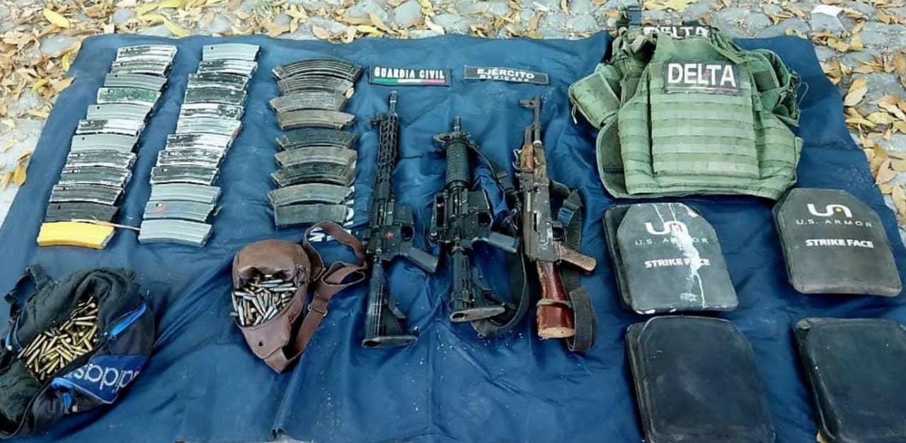 SSP, Sedena y GN, detienen a tres en Aguililla; les aseguran armas de fuego, cartuchos y equipo balístico
