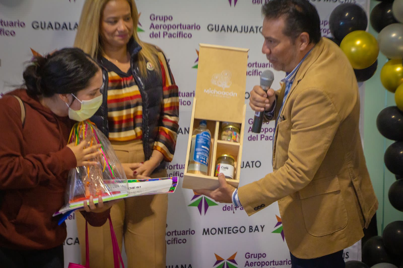 Recibe Aeropuerto Internacional “Francisco J. Múgica” su pasajera número un millón