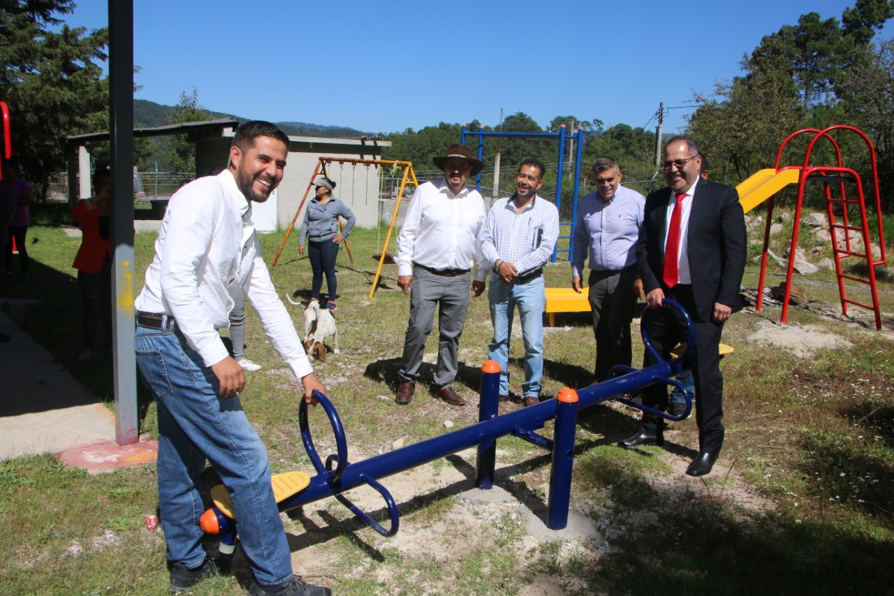 José Luis Téllez inauguró la instalación de Juegos Infantiles en la Escuela Primaria y Jardín de Niños de CONAFE de la localidad El Tren