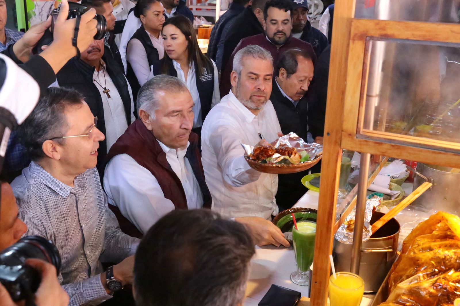 Desayunan Bedolla y Adán Augusto en mercado de Paracho
