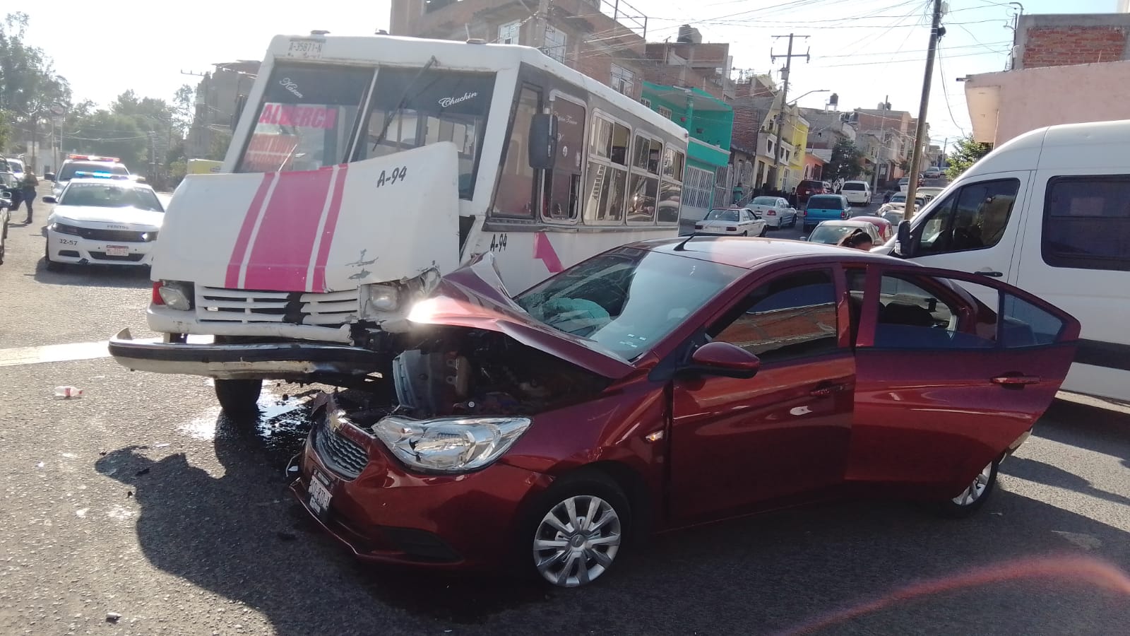 Camión de la Ruta Alberca, aparentemente se quedó sin frenos, chocó contra un automóvil