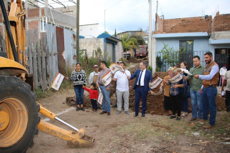 José Luis Téllez dio banderazo de inicio a los trabajos de construcción del drenaje sanitario de la calle Prolongación de Linares