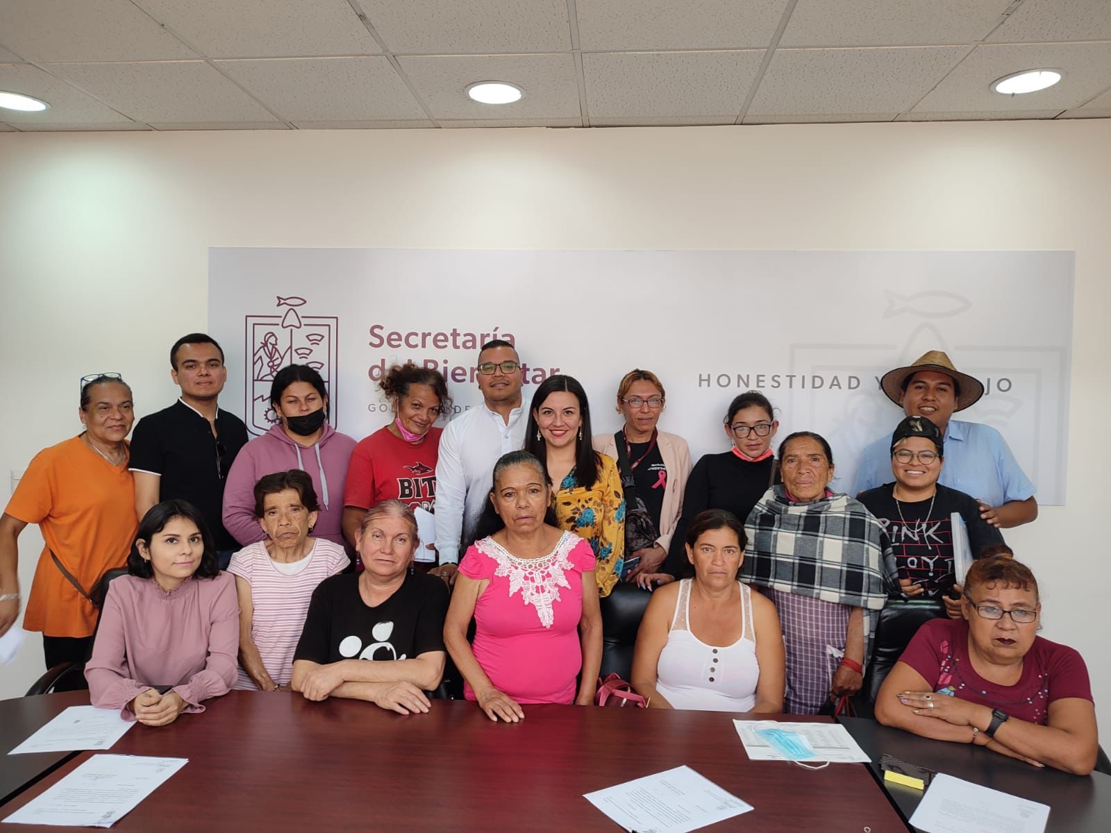 Entrega Sedebi apoyos a población LGBTTTIQ+