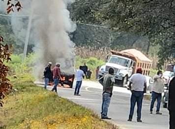Protección Civil Municipal y Bomberos de Chilchota apoyan en incendio de una camioneta