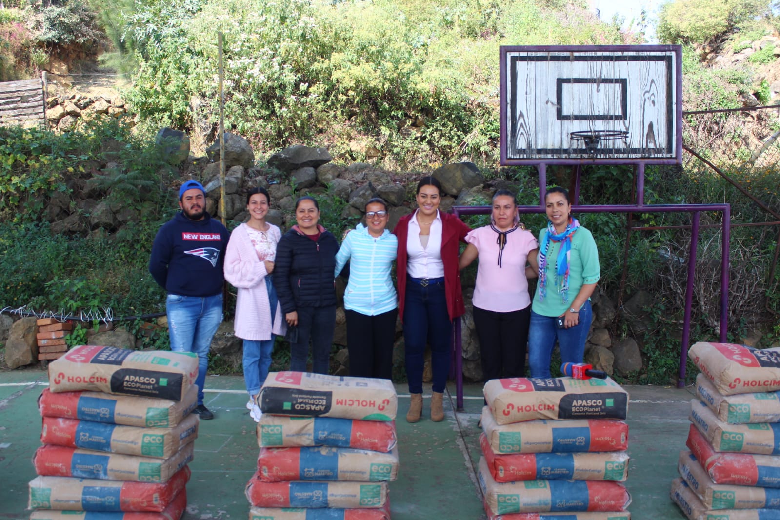 Mónica Valdez entrega apoyos a escuelas de Zacapu