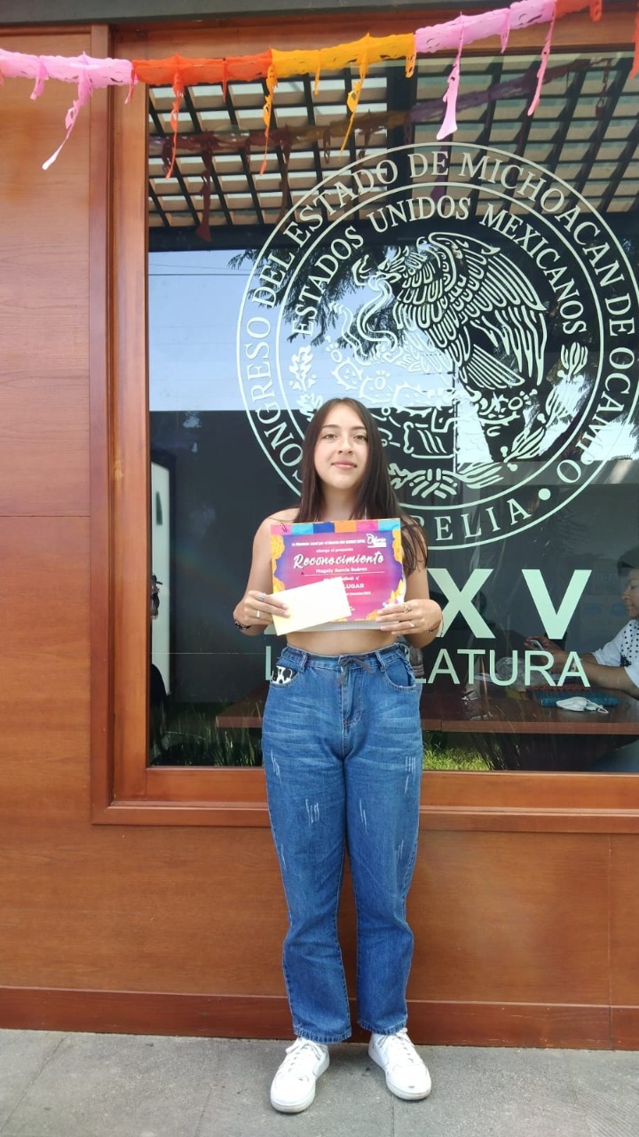 Gloria Tapia reconoce a participantes en concurso de Calaveritas Literarias