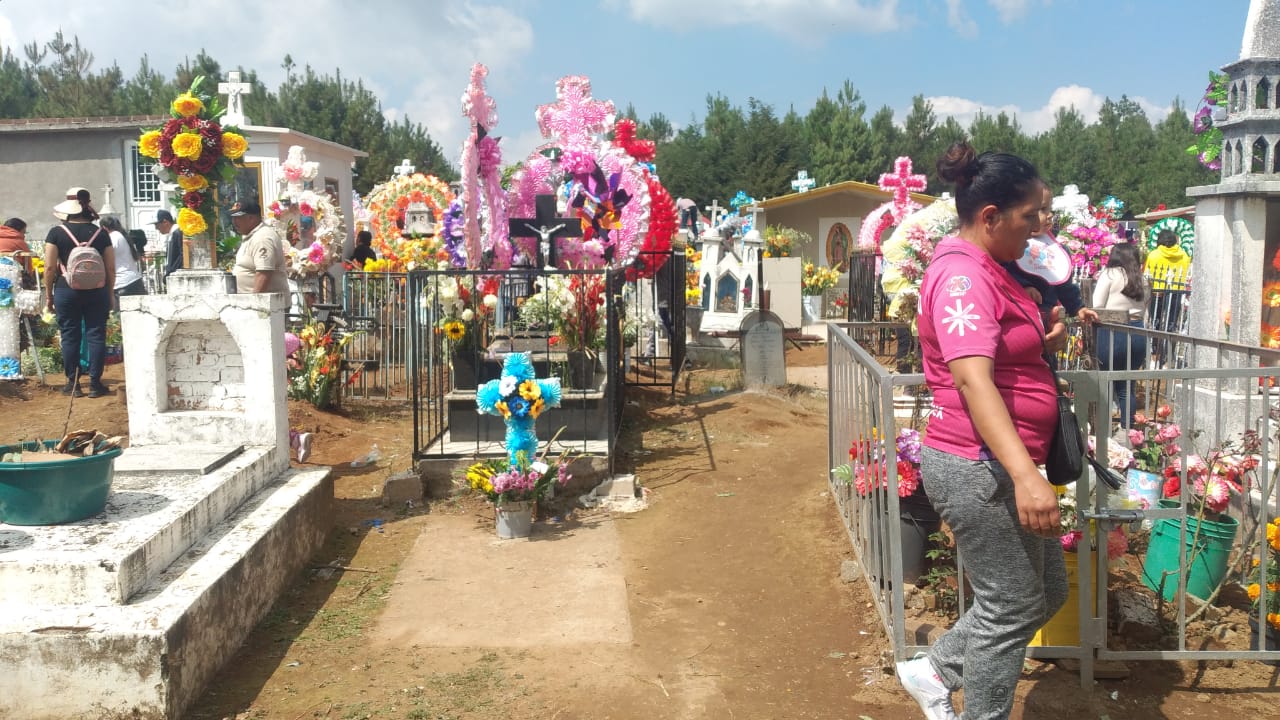 En parroquias y capillas de panteones se recordó a los fieles difuntos