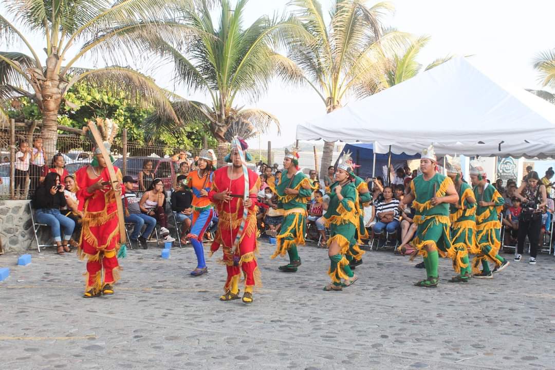 Estudiantes del Cecytem, de los planteles de la Sierra Costa, participaron en aniversario de campamento tortuguero