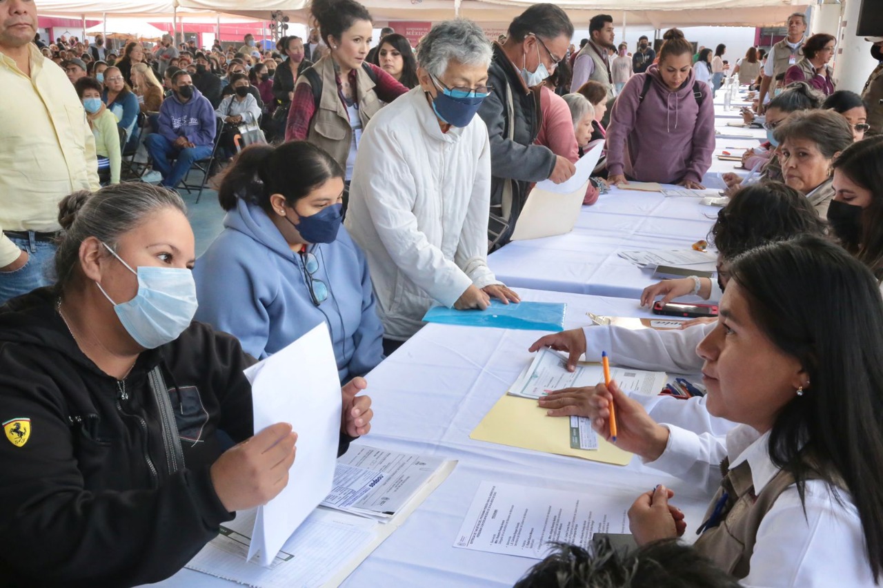 Bedolla y Gobierno de México entregan tarjetas de Pensión para Personas con Discapacidad