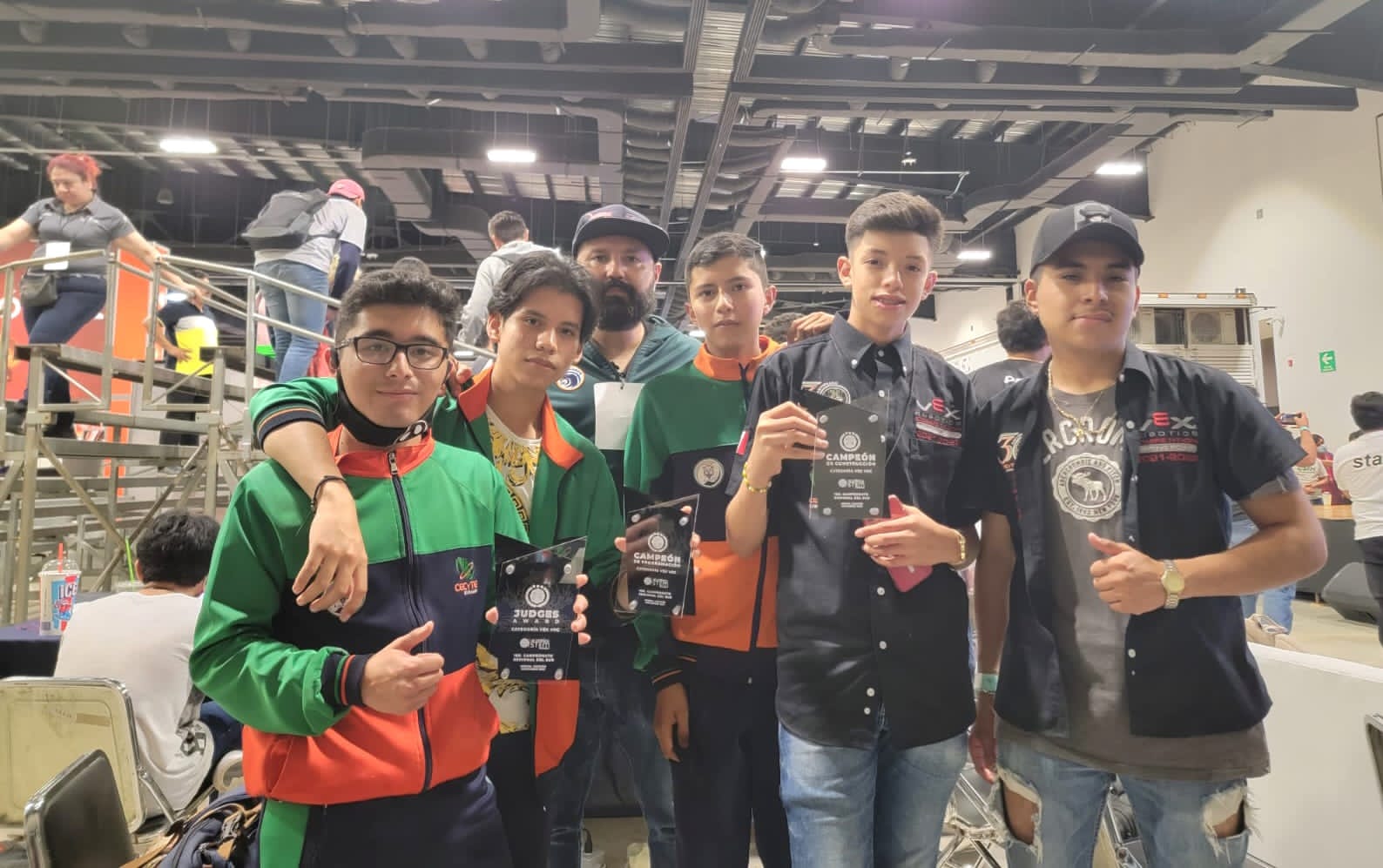 Con dos insignias de campeones y segundo lugar, estudiantes del Cecytem destacan en campeonato de robótica
