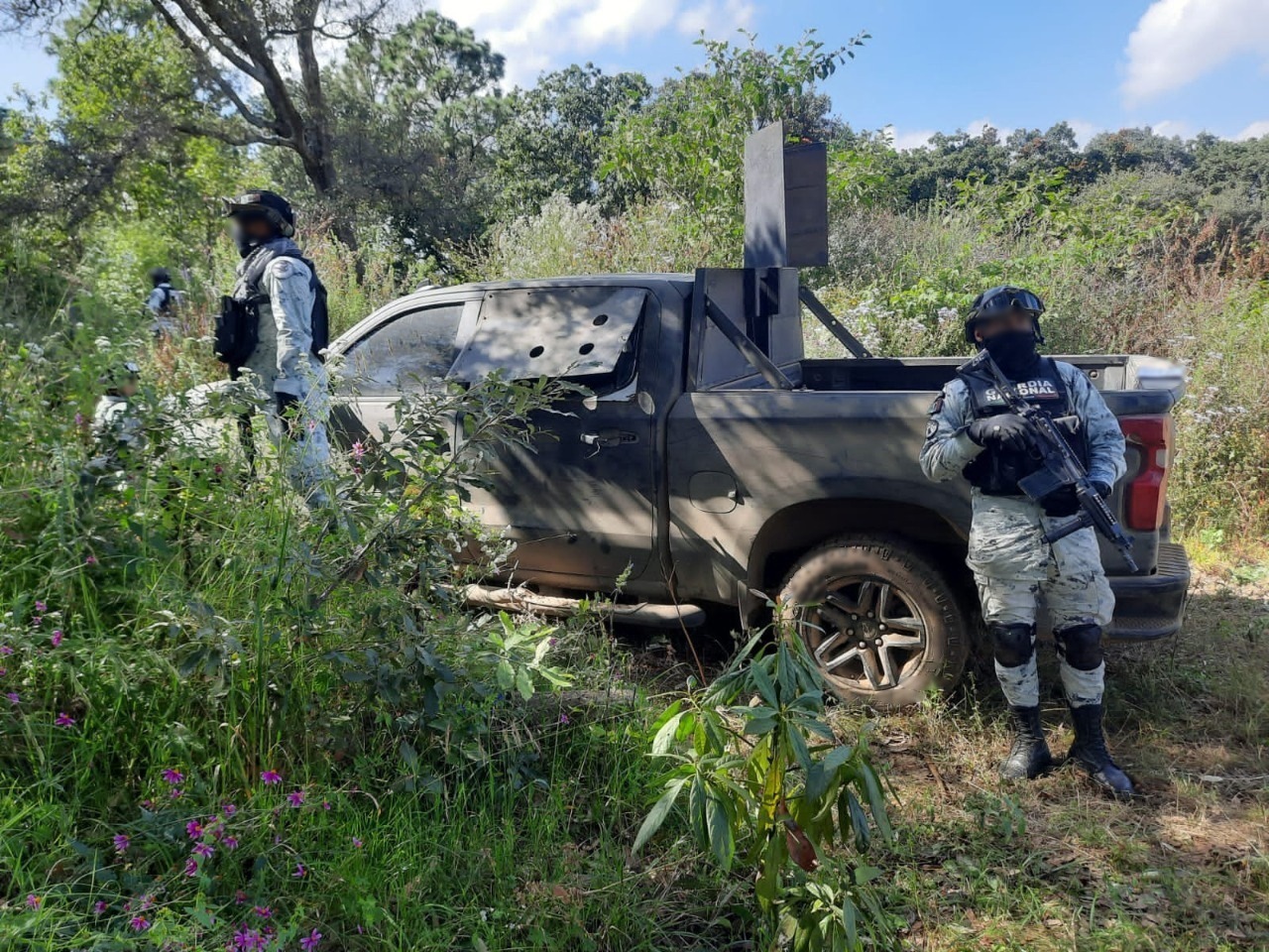 EN MICHOACÁN, GUARDIA NACIONAL LOCALIZA VEHÍCULO CON BLINDAJE HECHIZO, OCULTO EN HUERTO DE AGUACATE