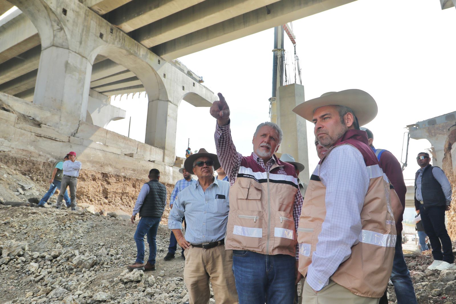 Supervisa Bedolla construcción del Distribuidor Vial salida a Mil Cumbres y pide acelerar la obra.