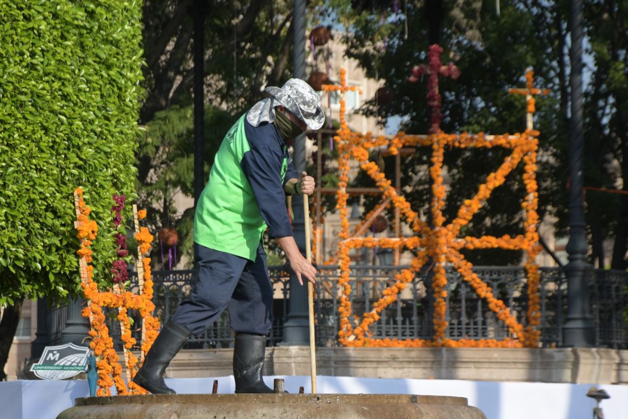 Comienza el retiro de altares y tapetes en el Centro Histórico de Morelia.