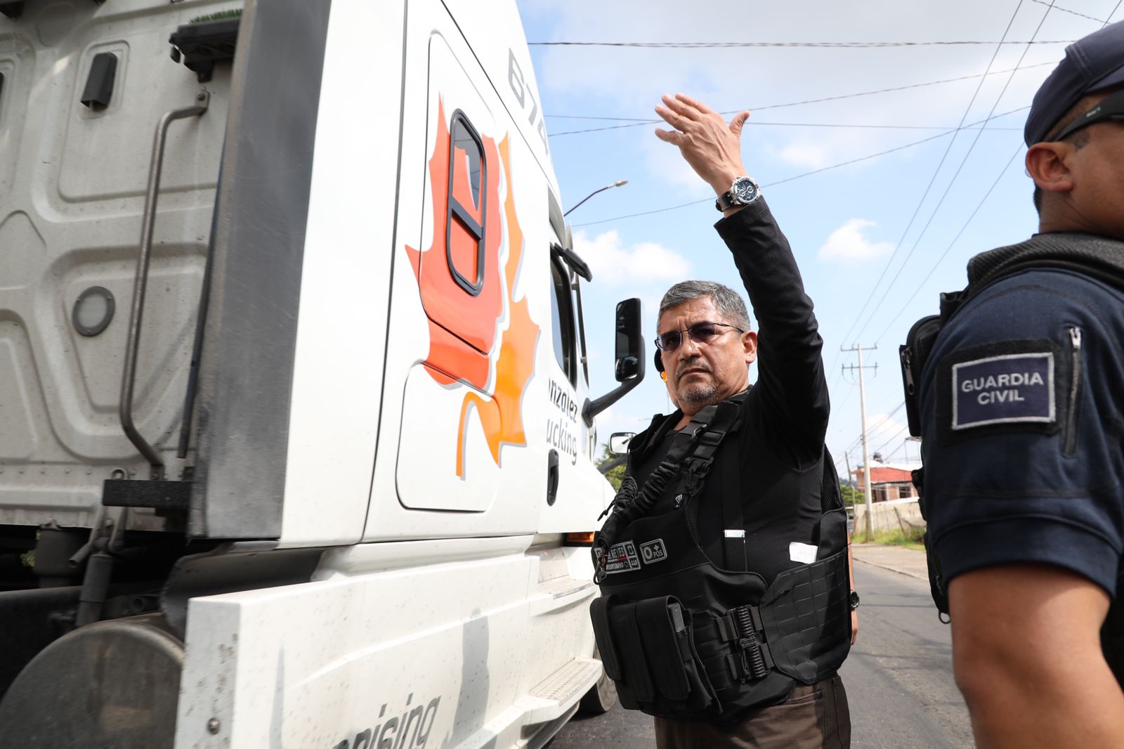 Bajo operativo, titular de la SSP desbloquea vía de comunicación tomada por presuntos manifestantes, en Uruapan.