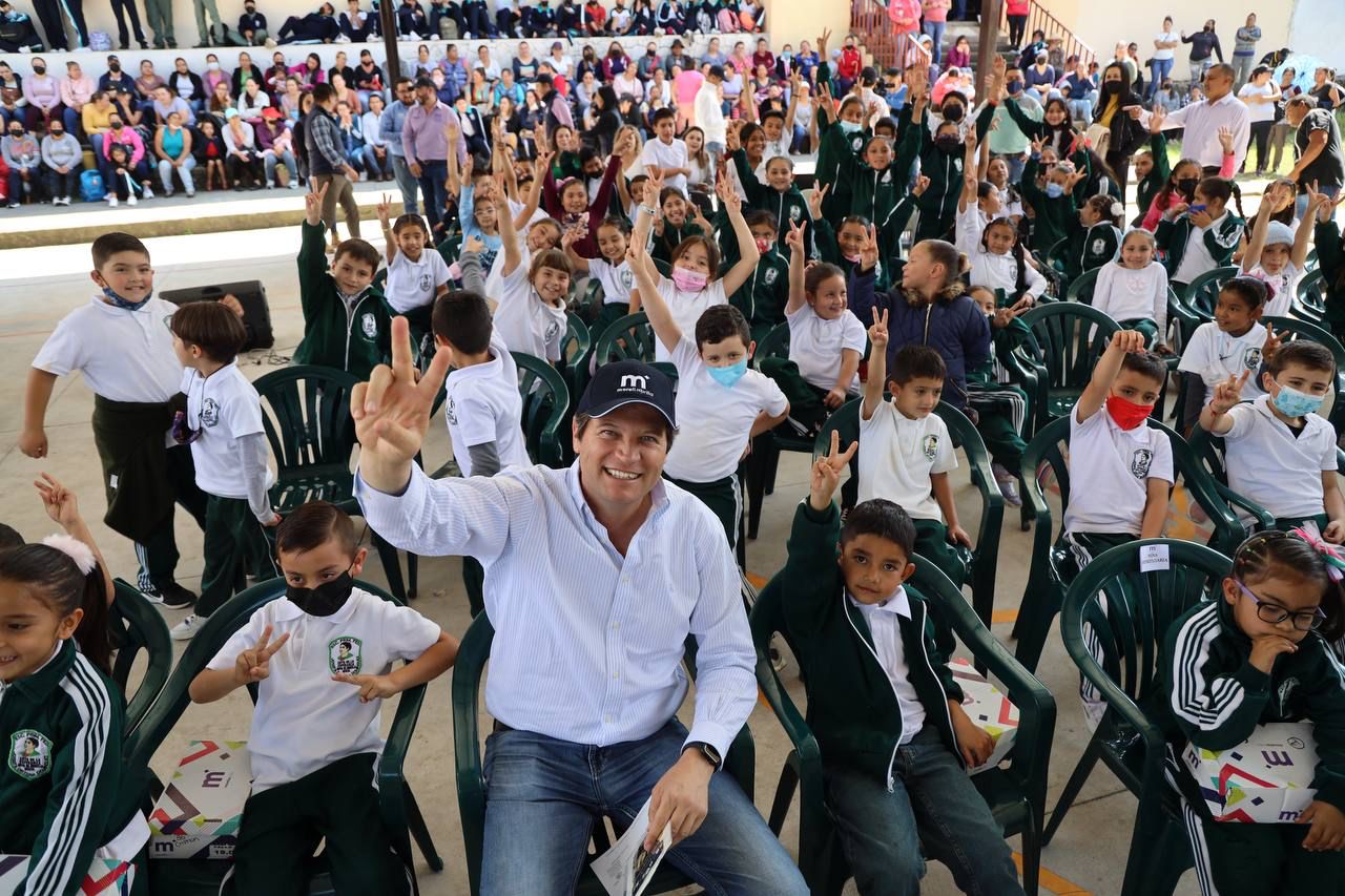 Impulsa Alfonso Martínez la educación de niñas y niños de Morelia.