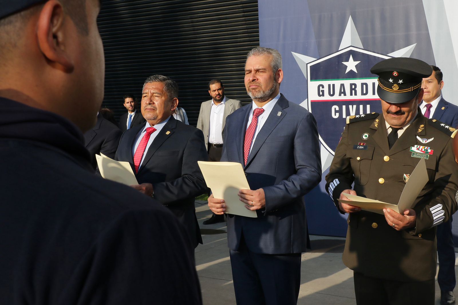 Reconoce Bedolla labor y compromiso de la Guardia Civil para preservar la paz.