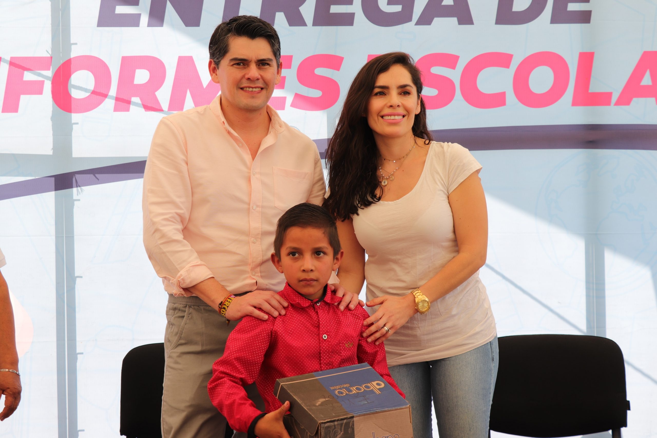 Entrega Toño Ixtláhuac segunda dotación de zapatos a comunidades y escuelas en Zitácuaro