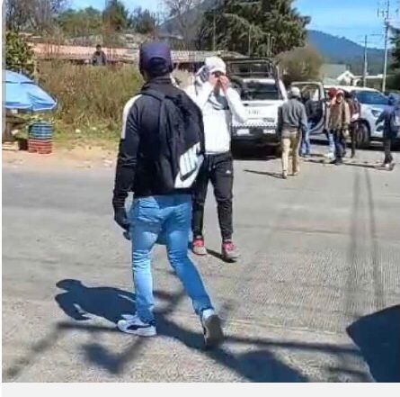 Ahora en Nahuatzen, normalistas enfrentan a fuerzas de seguridad indígenas