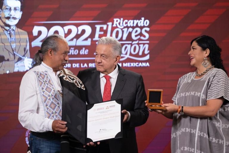 Artesano michoacano recibe Premio Nacional de Artes y Literatura 2020 y 2021.<br>