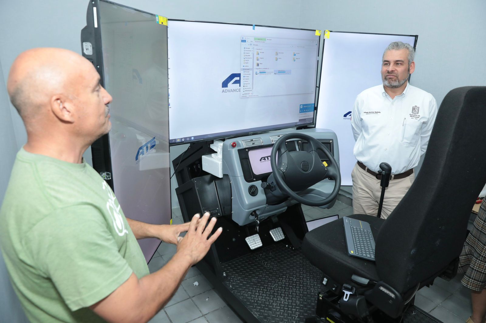 Bedolla y SCT acuerdan acciones de seguridad vial para evitar accidentes en vías carreteras.