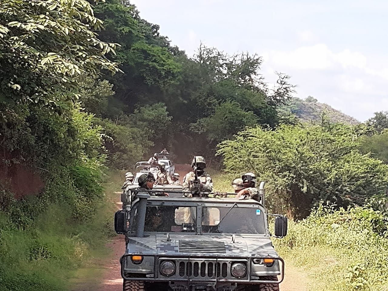 Tras los operativos realizados en Huajumbaro; por personal del Ejército Mexicano, Guardia Nacional y Guardia Civil destacamentada en Cd. Hidalgo; localizan a un hombre sin vida y detienen a tres civiles en posesión de armas de fuego.