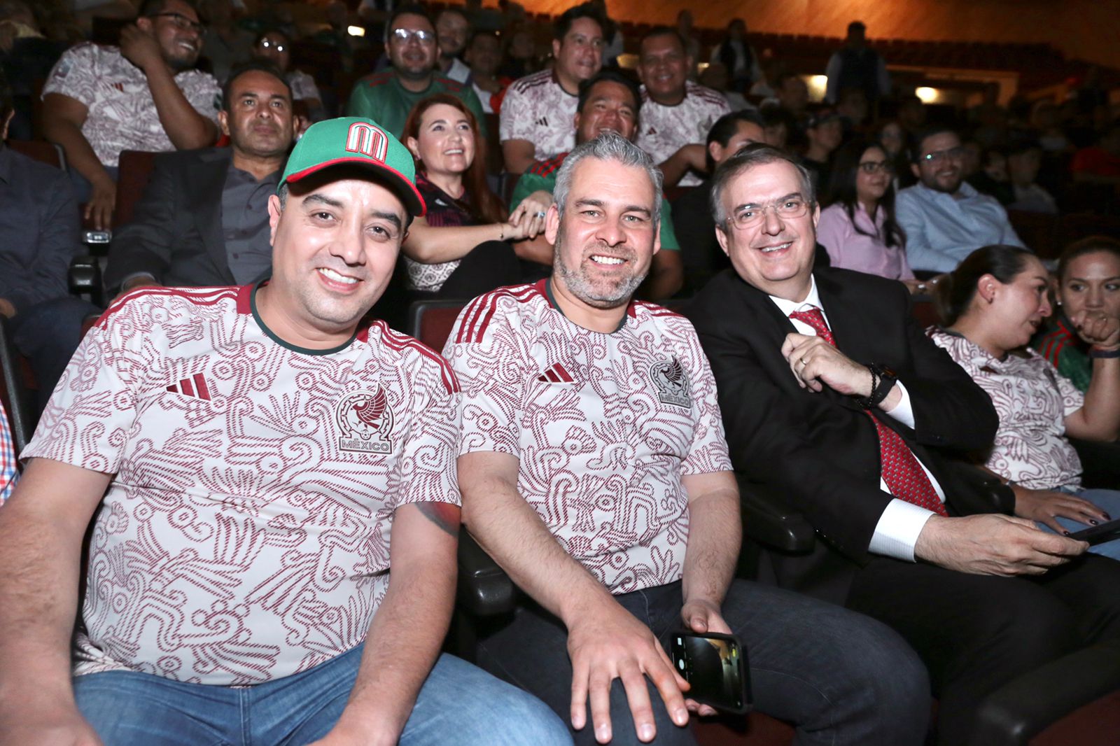 Bedolla y Ebrard  se suman a la afición en apoyo a la Selección Mexicana de fútbol.