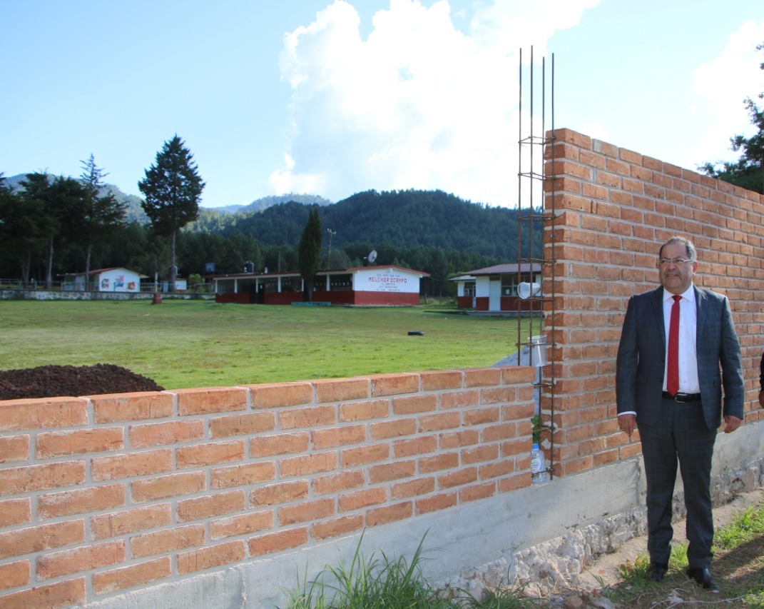 En El Cortijo se construye la barda perimetral del Campo Deportivo y Escuela Primaria Melchor Ocampo