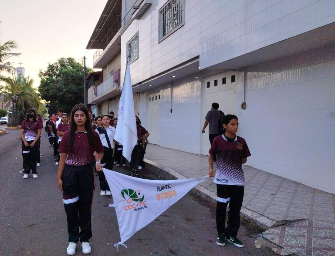 Participa Cecytem Apatzingán en Caminata por La Paz