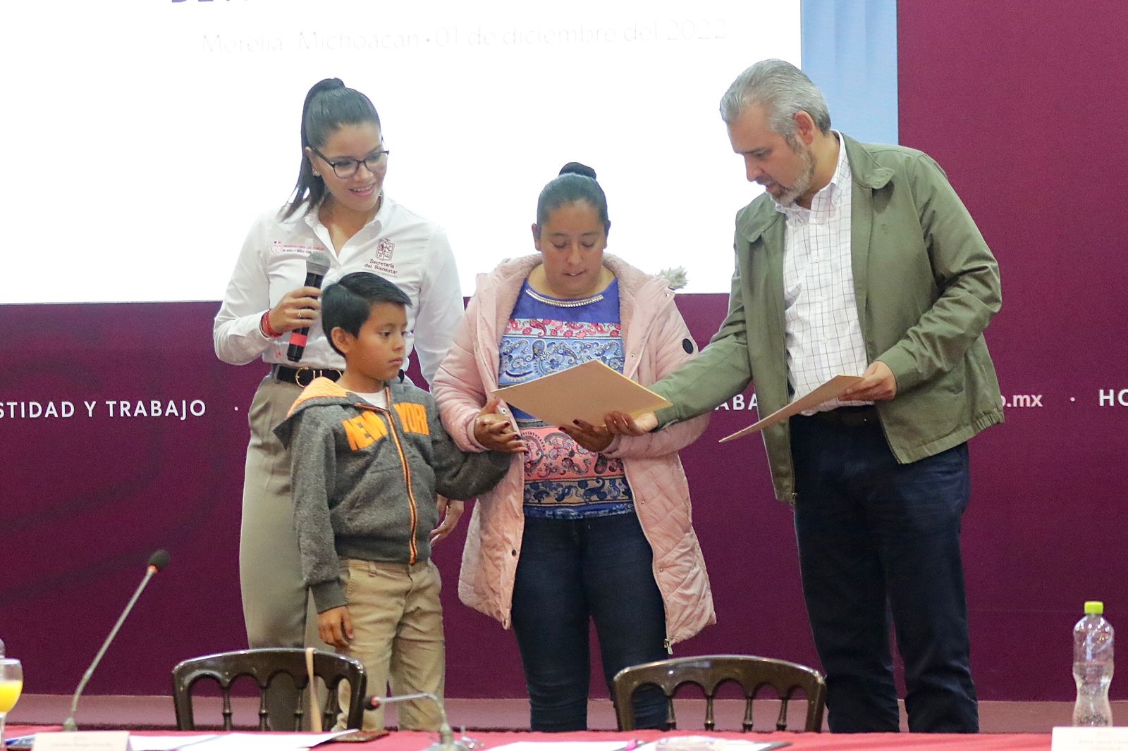 Entrega Bedolla 17 mdp en apoyos a familias cuidadoras de niñas y niños con cáncer