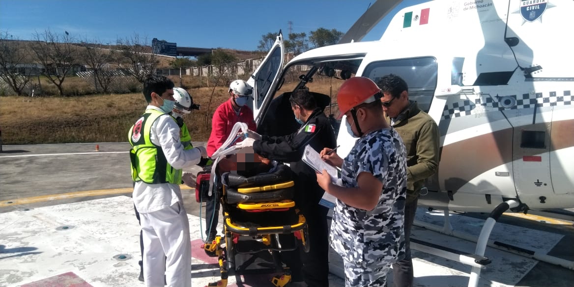 En ambulancia aérea, SSP traslada a paciente con lesiones graves
