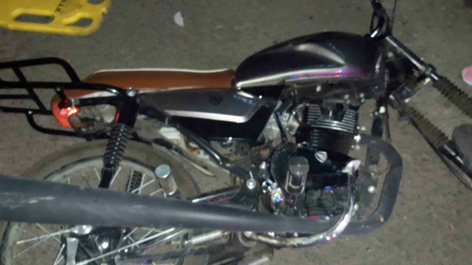 Atienden bomberos derrape de motocicleta en la calle Manuel Doblado