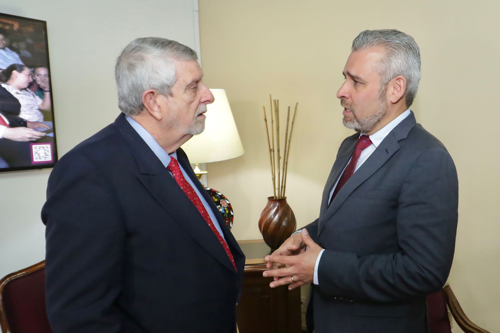 Bedolla y Embajada de Cuba impulsarán especialización de médicos michoacanos