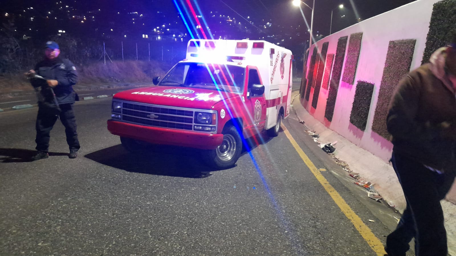 Cuantiosos daños materiales al chocar una camioneta contra un muro de contención en Zitácuaro