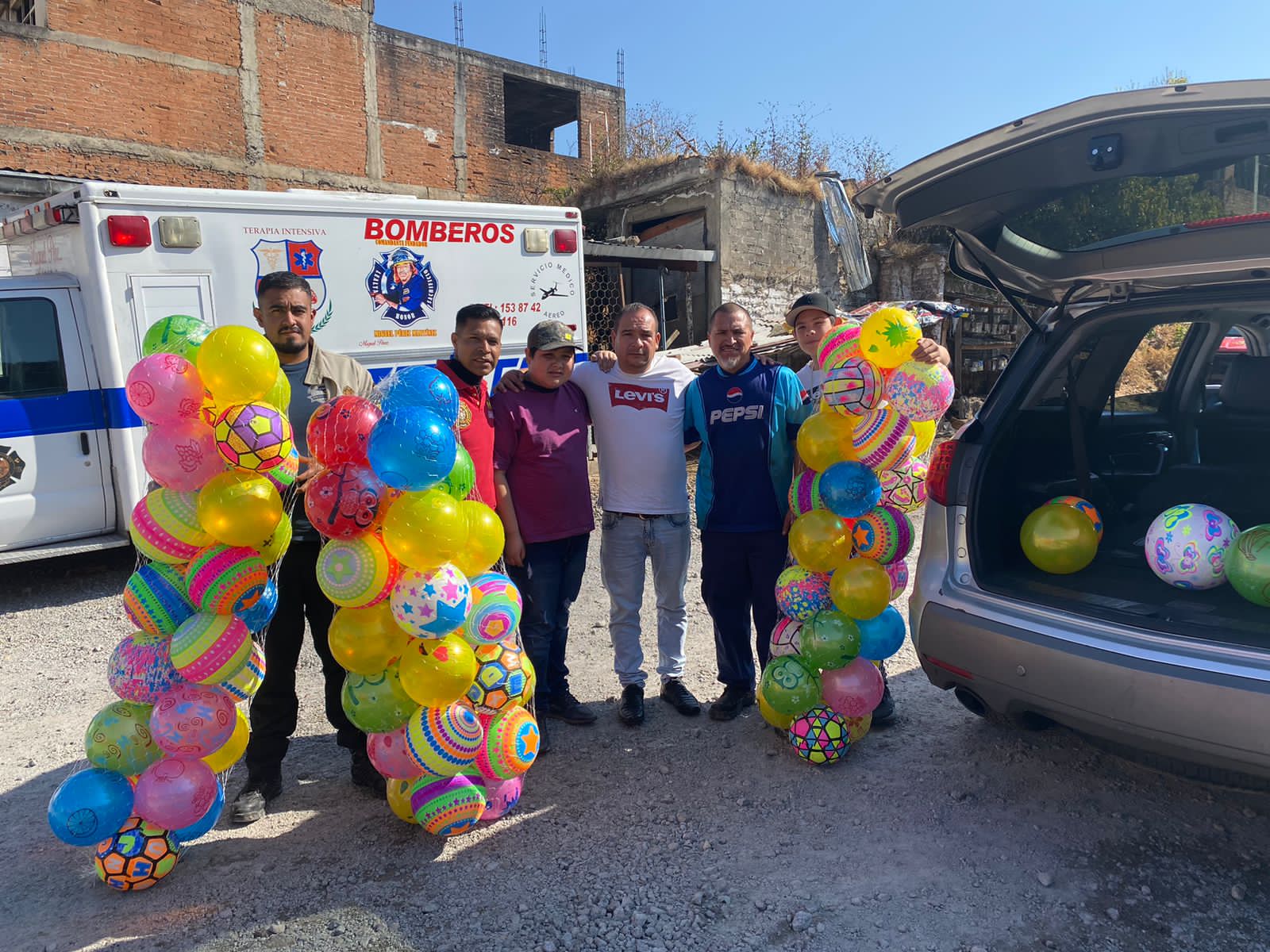 BOMBEROS ZITÁCUARO agradece a Alberto Juárez, por sus donaciones para la campaña, «Se un Rey Mago junto a Bomberos»