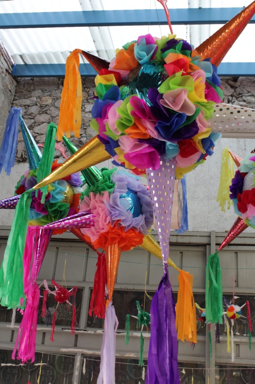 Impulsa SEFECO producción de piñatas durante temporada decembrina