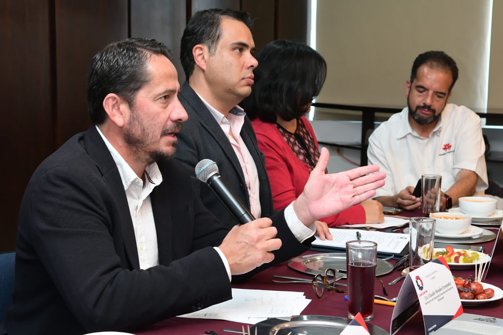 Trabajar en conjunto para impulsar el desarrollo de Michoacán, propone Sedeco a empresarios uruapenses