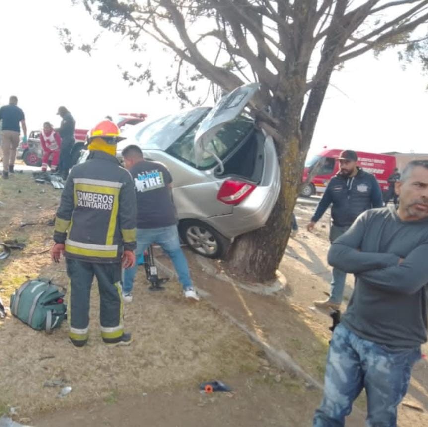 Saldo de dos personas fallecidas al registrase el choque de frente de dos vehículos