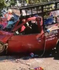 Saldo de cuatro muertos al registrarse choque entre una camioneta y un autobús